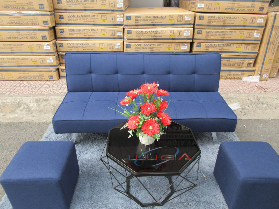 Sofa màu xanh đậm từ chất liệu vải bố, độ bền màu cao.